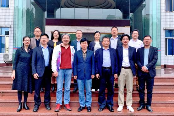 一群人站在一起合影描述已自动生成